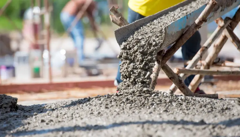 Betoniarka wylewa świeży beton na plac budowy.
