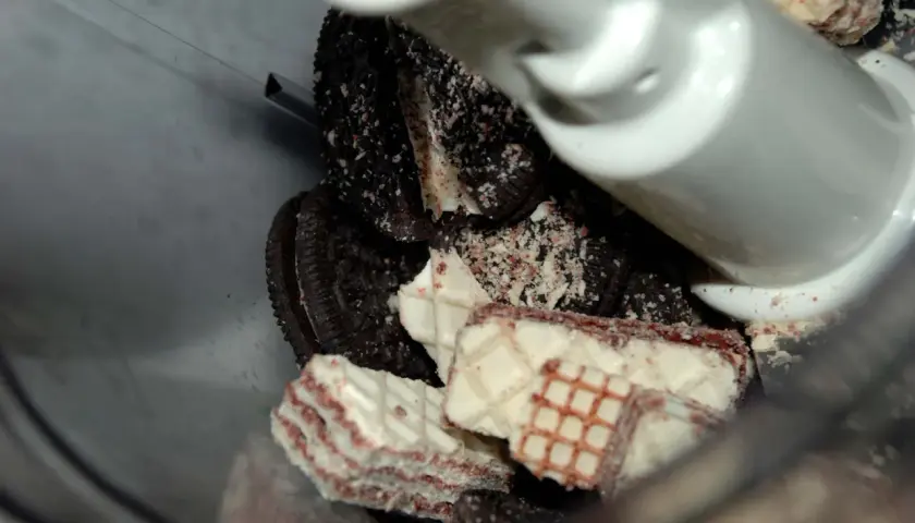 Krossade Oreos och vita rån i en mixer, redo att bli oreo pops.