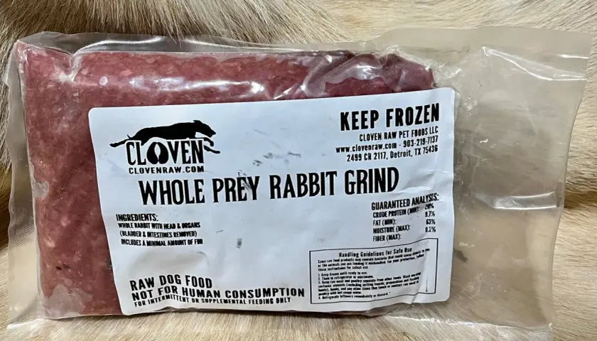Mielonka z królika w całości (whole prey rabbit grind) od Cloven Raw. Idealna dla psów na diecie whole prey.