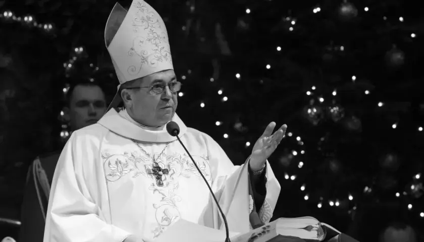 Biskup w stroju liturgicznym przemawia, podnosząc rękę. Czy biskup to zawód? To powołanie, służba.