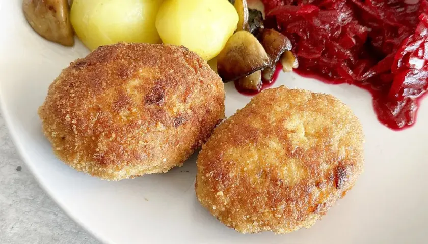 Soczyste kotlety drobiowe: triki na puszyste kotlety z kurczaka i indyka
