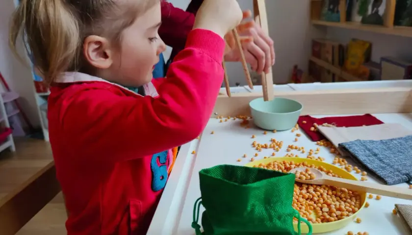 DIY woreczki sensoryczne Montessori: Rozwój i 20+ pomysłów na zabawy