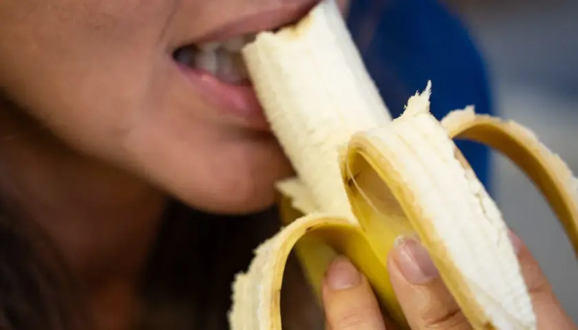 Kobieta je banana. Czy cukrzyk może jeść banany? Tak, ale z umiarem i po konsultacji z lekarzem.
