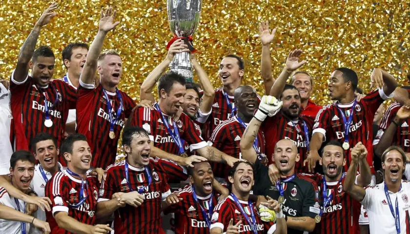 Piłkarze Milanu świętują z pucharem, a złote konfetti sypie się wokół. Ile razy AC Milan wygrał Ligę Mistrzów? Siedem razy!