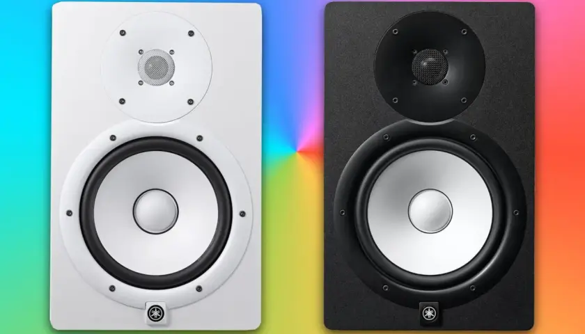 Zwei Yamaha HS8 Monitore, weiß und schwarz, im Test vor einem bunten Hintergrund.