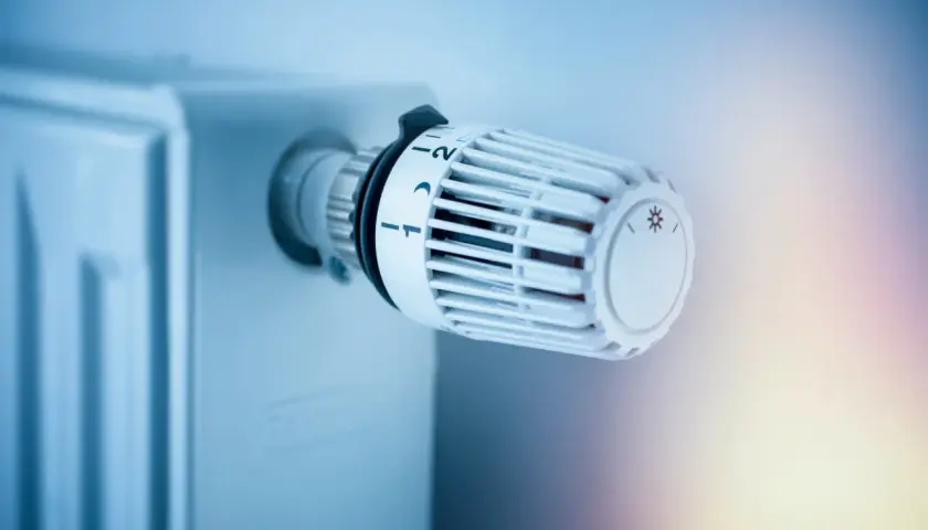 Termostat na grzejniku pokazuje ustawienie temperatury, kluczowe dla określenia, ile zużywa się gazu na ogrzanie domu.