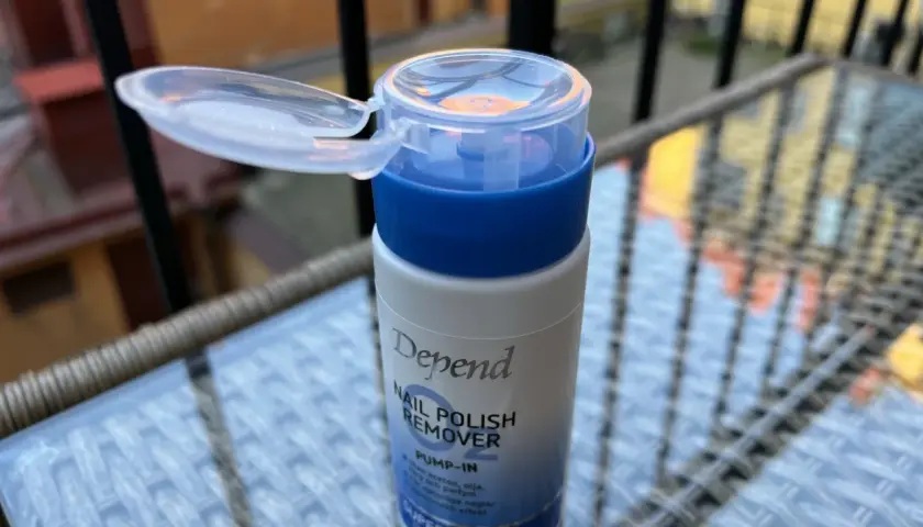 Depend nagellack remover med pumpfunktion. Perfekt för snabb och enkel borttagning av nagellack.