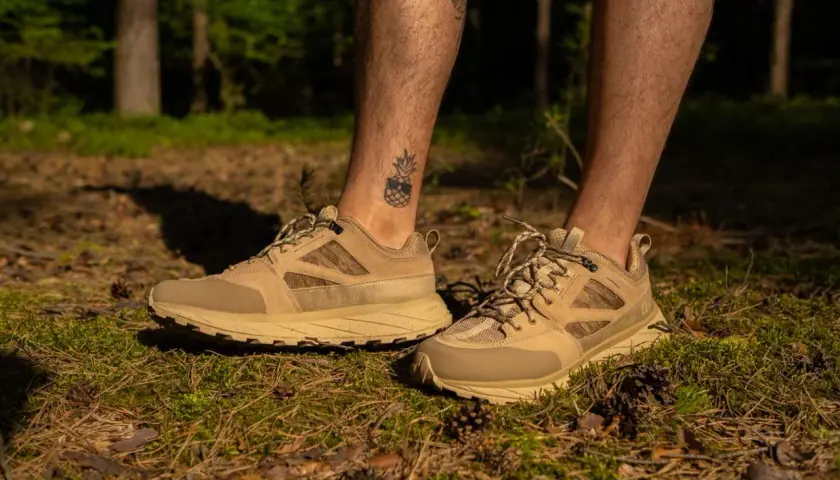 Beżowe buty trekkingowe z siateczkowaną cholewką buta, idealne na leśne wędrówki.