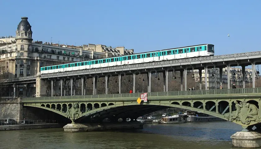 Most Bir-Hakeim w Paryżu z przejeżdżającym metrem nad Sekwaną.