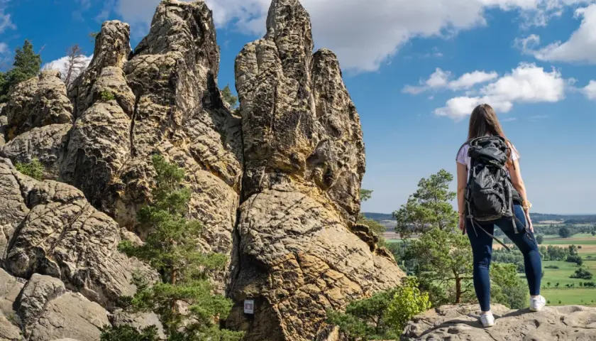 Wanderin bestaunt ein beeindruckendes Naturwunder Deutschlands: die bizarren Felsformationen der Externsteine.