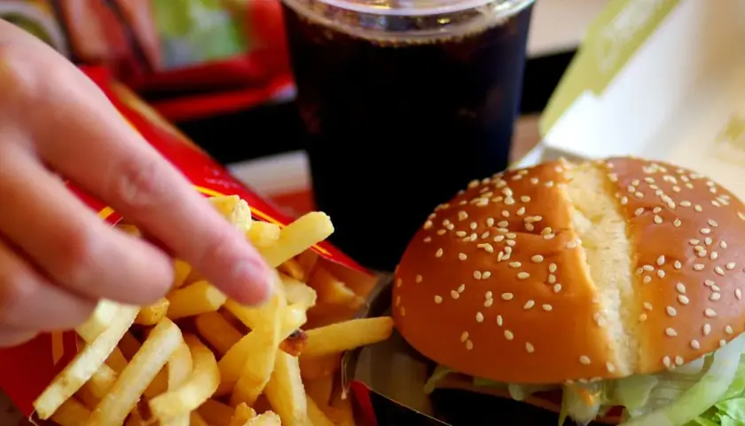 Ile waży burger? Zaskakujące różnice w wagach i kaloriach