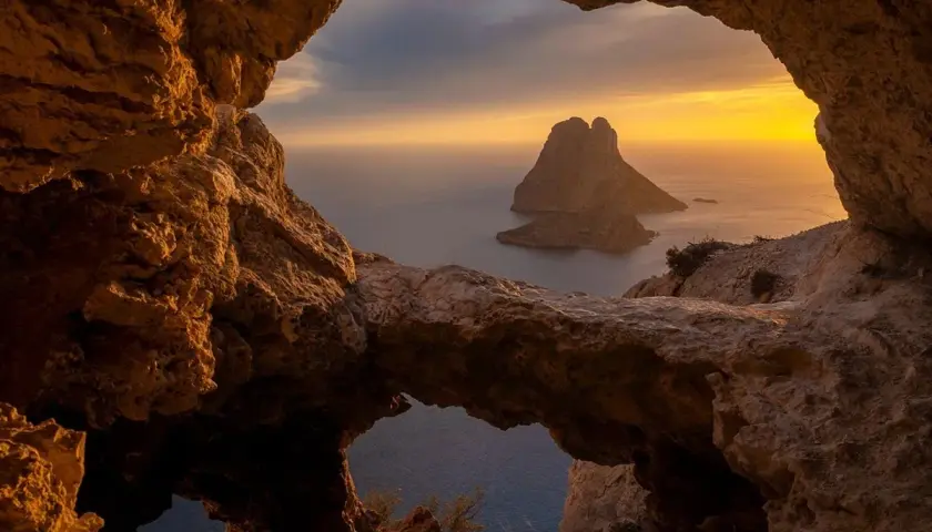 Widok z jaskini na Es Vedrà, jedną z najbardziej magicznych wysp Balearów.