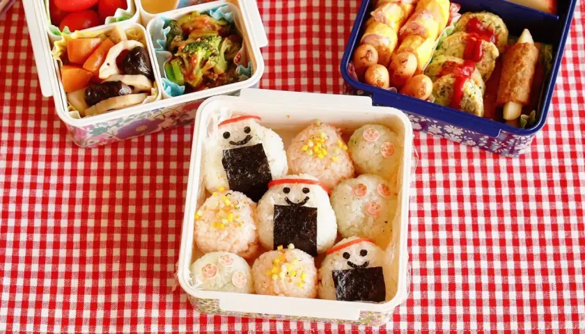 Cute onigiri with faces are ready to be enjoyed! Learn how to reheat onigiri for a delicious snack.