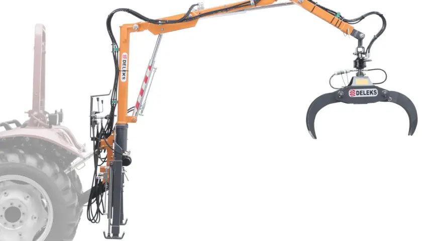 Ein orangefarbener, kleiner Forstkran mit Greifer, montiert an einem Traktor.