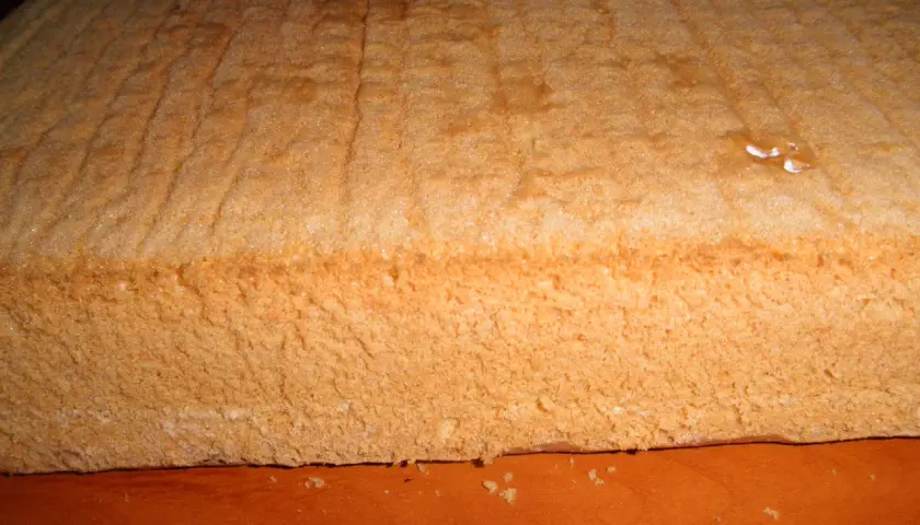 Puszysty biszkopt na dużą blachę, idealny do tortów i deserów. Przepis na puszysty biszkopt na dużą blachę.