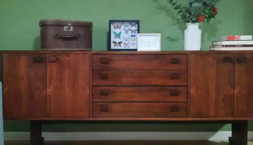 Credenze in legno scuro, perfette per chi cerca idee su come rinnovare mobili anni 60. Decorazioni con farfalle e fiori.