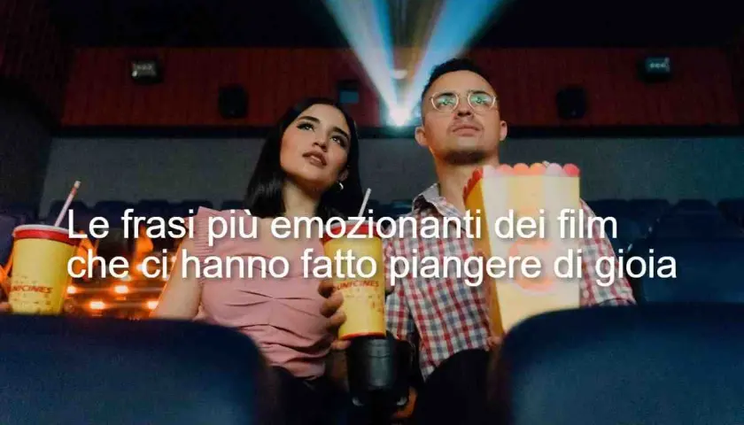 Coppia al cinema, immersa nelle più belle frasi iconiche film che commuovono.
