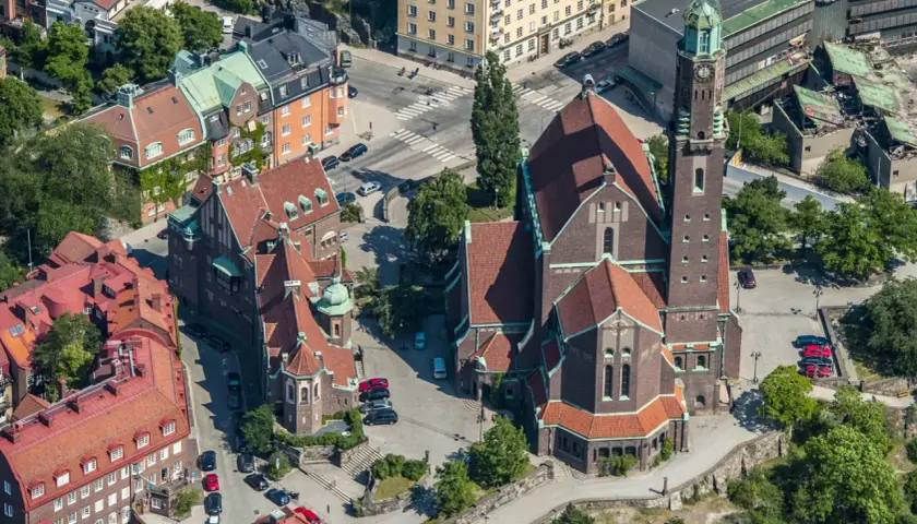 Engelbrektskyrkan i Stockholm, en imponerande byggnad med torn och röda tegeltak. Tänk dig en vacker engelbrektskyrkan konsert här.