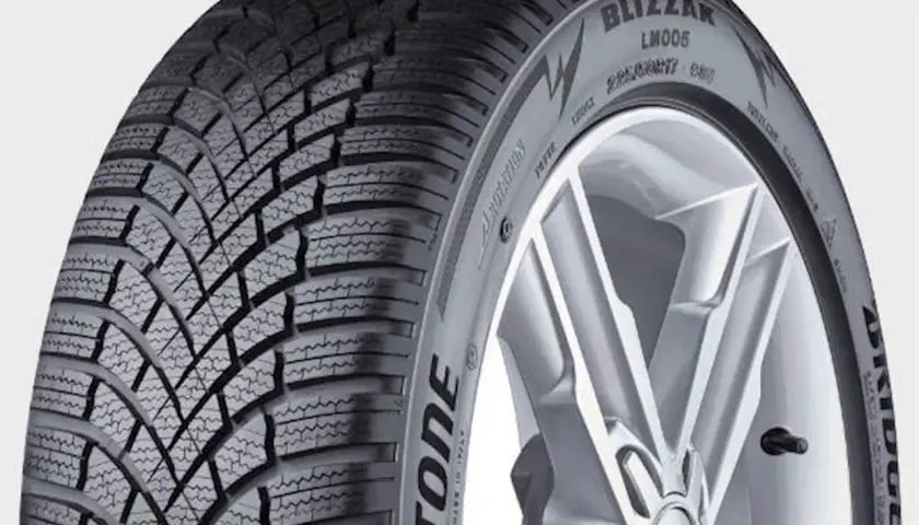 Opona zimowa Bridgestone Blizzak LM005 na feldze. Testy potwierdzają jej doskonałe właściwości jezdne na śniegu i lodzie.