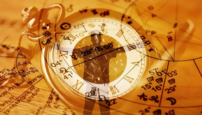 Zegar kieszonkowy na tle wykresów astrologicznych. 25 października znak zodiaku to Skorpion, symbolizujący tajemnicę i transformację.