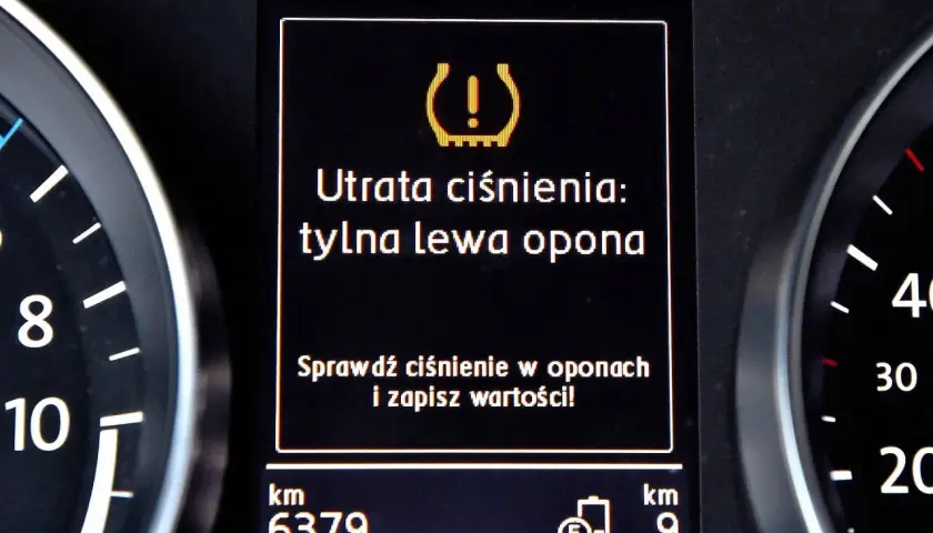 Uszkodzony wyłącznik ciśnieniowy objawy: komunikat "Utrata ciśnienia: tylna lewa opona" na desce rozdzielczej.