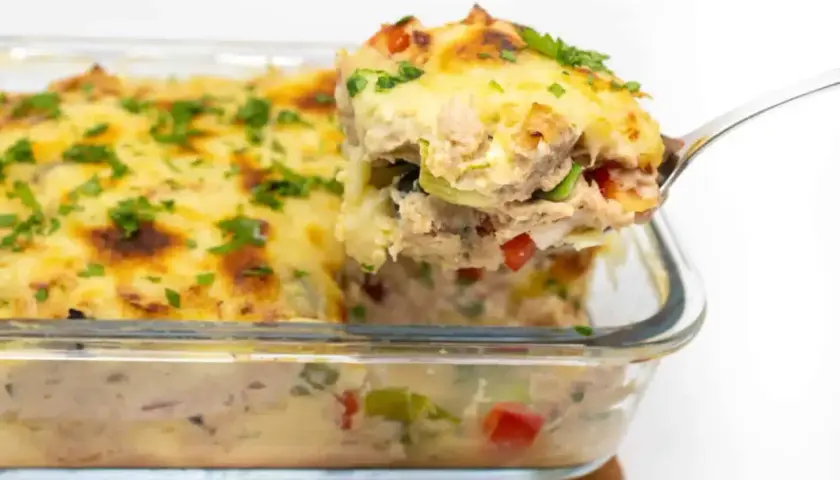 Herzhaft überbackener Thunfischauflauf mit Gemüse, eine köstliche low carb Option.