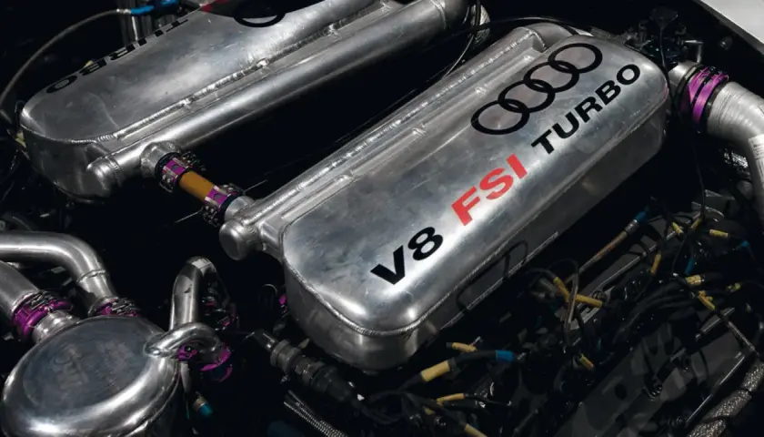 Silnik V8 FSI z podwójnym turbo (twin turbo a biturbo) Audi, z widocznymi elementami układu dolotowego i okablowaniem.