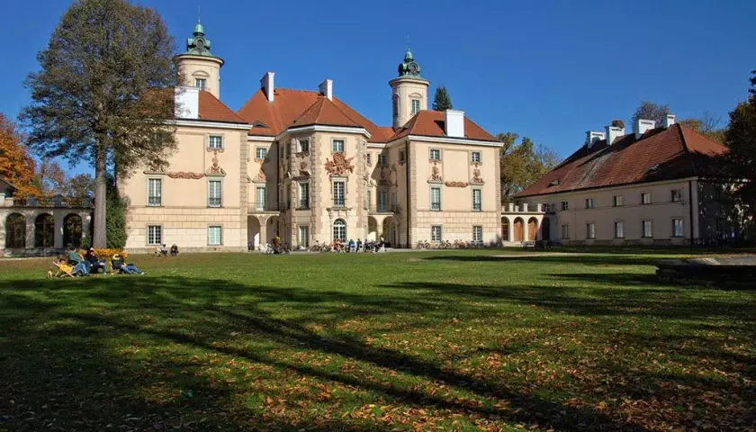 Co zwiedzić blisko Warszawy? Odkryj ukryte skarby natury i atrakcji