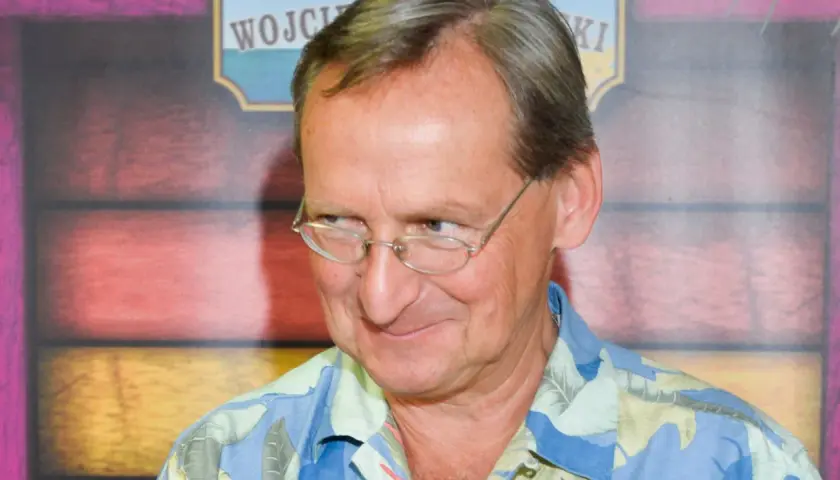 Wojciech Cejrowski w hawajskiej koszuli, z okularami na nosie, uśmiecha się, wspominając swoje podróże i opowieści o plemionach, jakby opowiadał je swoim dzieciom.