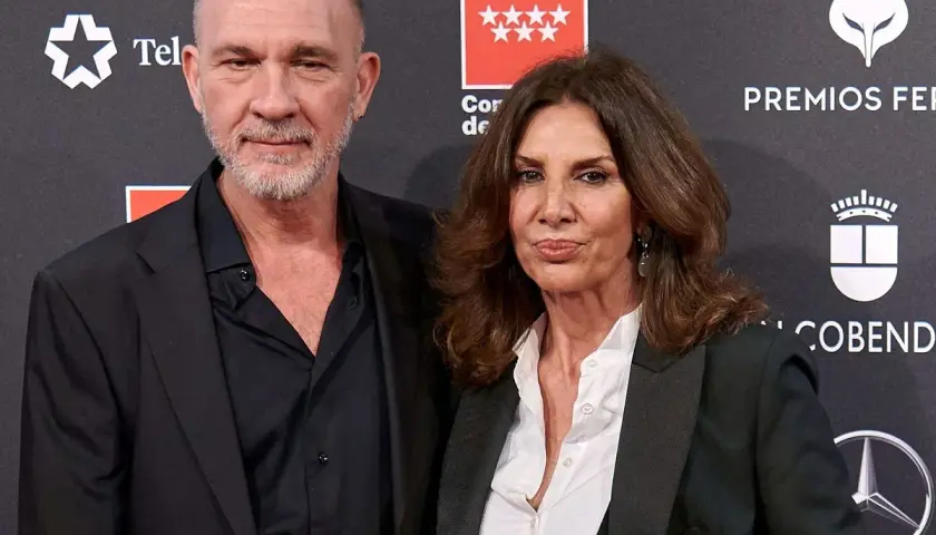 Pastora Vega y su pareja actual, sonrientes ante las cámaras en un evento.