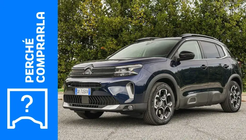 Citroën C5 Aircross blu, con un punto interrogativo stilizzato e la scritta "Perché comprarla". Valutiamo i suoi difetti.