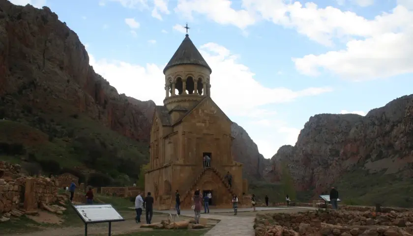Kamienny klasztor w skalistym krajobrazie. Czy Armenia jest w Europie? To pytanie zadają sobie turyści zwiedzający ten historyczny zakątek.