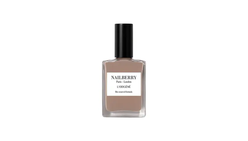 En flaska Nailberry nagellack i en neutral, ljusbrun nyans. L'Oxygéné-formulan är bio-baserad.