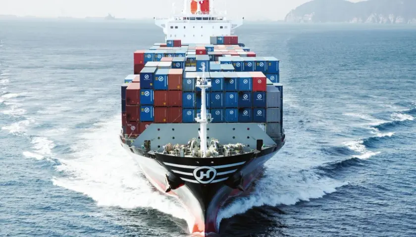 Kontenerowiec Hanjin Shipping płynący po morzu, z widocznym logo firmy na dziobie.