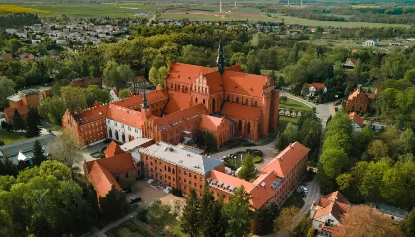 Gdzie leży Pelplin? Odkryj lokalizację i ciekawostki o mieście