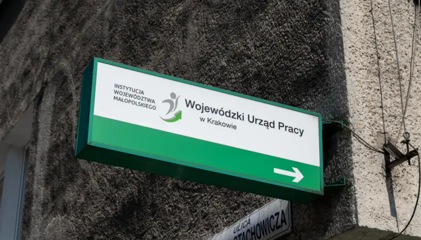 Tablica "Wojewódzki Urząd Pracy w Krakowie" informuje, komu nie przysługuje zasiłek dla bezrobotnych.