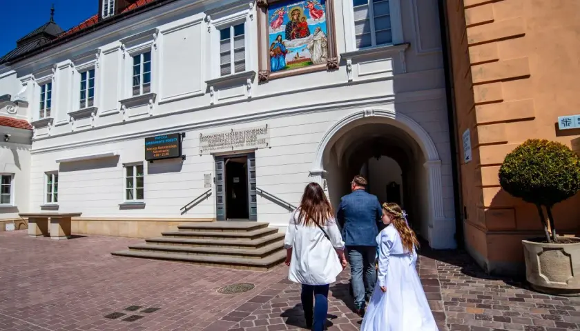 Rodzina w drodze na komunię. Piękny dzień, idealne miejsce, gdzie zrobić komunię.