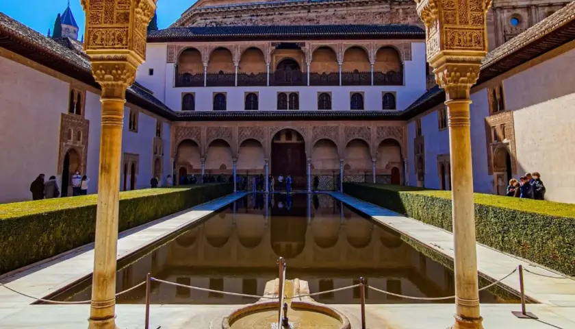 Cortile dell'Alhambra con piscina riflettente, un must per cosa vedere a Granada in 2 giorni.
