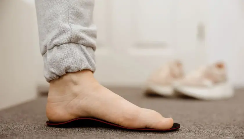 Fuß mit einer Einlage, die bei Hallux rigidus Linderung verschafft.