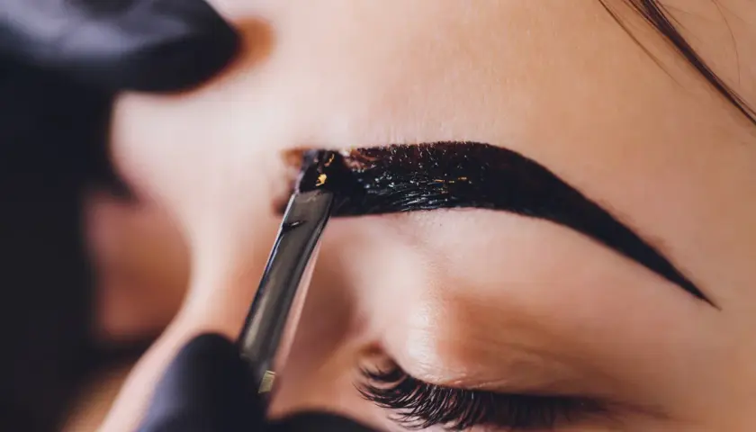 Henna do brwi jako tatuaż? Poznaj ryzyko i bezpieczne alternatywy