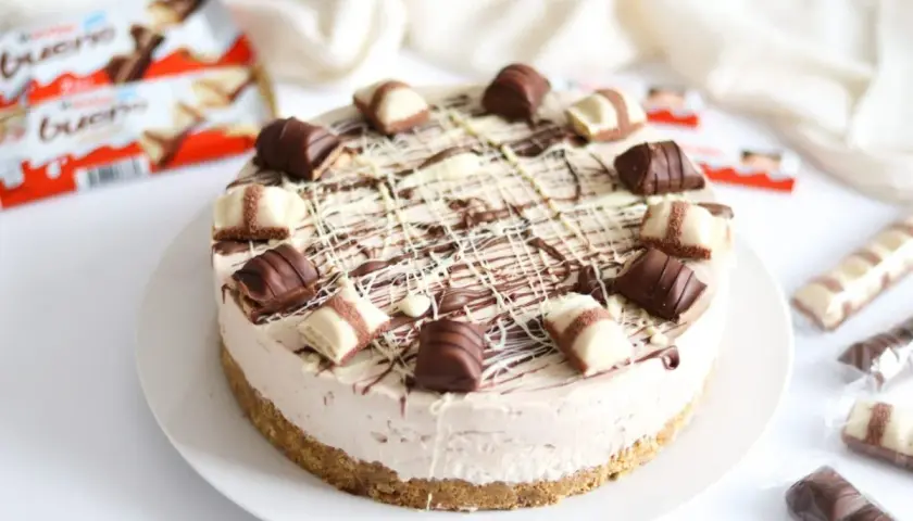 Wyobraź sobie 10 najlepszych ciast, a zobaczysz ten sernik Kinder Bueno! Kremowy, z polewą i kawałkami czekolady.