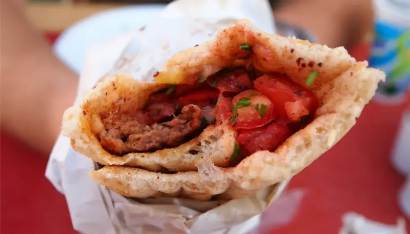 Prawdziwy Turecki Kebab: Jak Wygląda i Czym Różni Się od Polskiego?