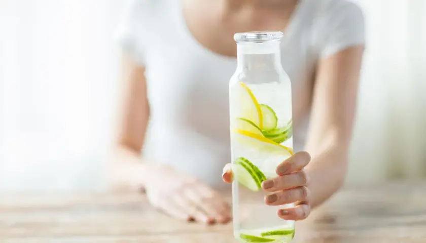 Erfrischendes Wasser mit Zitrone und Gurke für einen gesunden Detox Day.