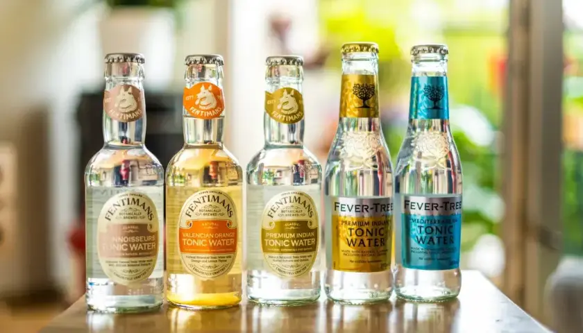 Pięć butelek toniku: Fentimans Connoisseurs, Fentimans Valencian Orange, Fentimans Premium Indian, Fever-Tree Premium Indian i Fever-Tree Mediterranean. Idealne do drinków z ginem.