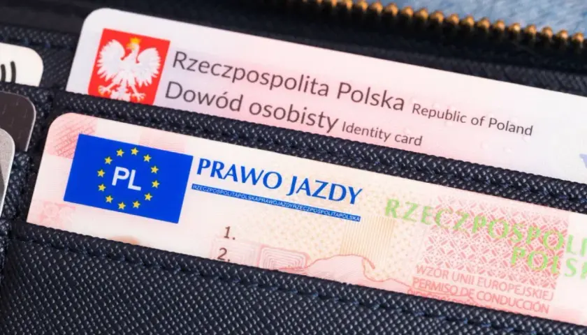 Portfel z polskim dowodem osobistym i prawem jazdy. Posiadanie bezterminowego prawa jazdy to wygoda na lata.