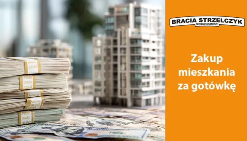Stosy pieniędzy i makieta budynku. Kredyt hipoteczny dla firm może pomóc w zakupie mieszkania za gotówkę.