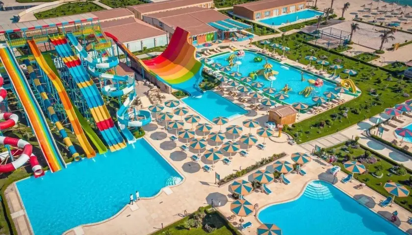Rajski aquapark z mnóstwem zjeżdżalni i basenów. Wiele osób szuka hawaii paradise aqua park resort opinie, by zaplanować wakacje.