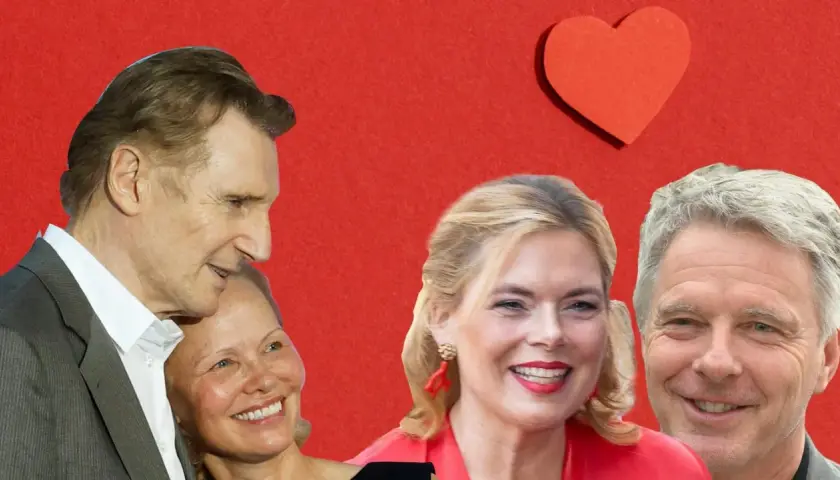 Liam Neeson und Pamela Anderson, ein Paar über 60, strahlen vor rotem Hintergrund. Daneben ein weiteres glückliches Paar.