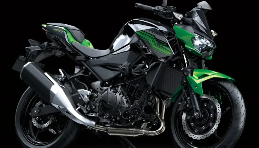 Kawasaki Z400 cv verde y negra, lista para la aventura.
