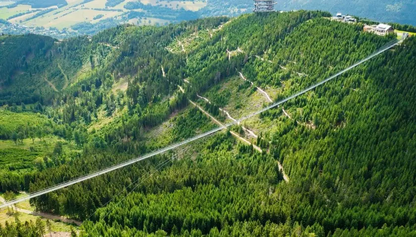 Najwyższy most w Czechach, Sky Bridge 721, przecina gęsty las na zboczu góry. Widok zapiera dech w piersiach.